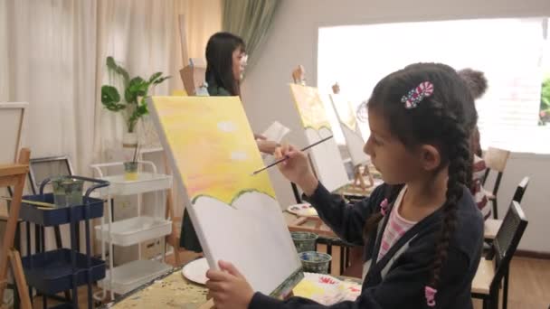 Група Багаторасових Дітей Які Навчаються Азійській Школі Викладає Малювання Акрилових — стокове відео
