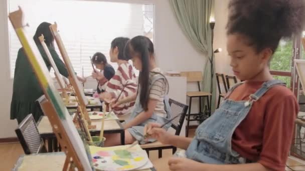 Група Багаторасових Дітей Які Навчаються Азійській Школі Викладає Малювання Акрилових — стокове відео