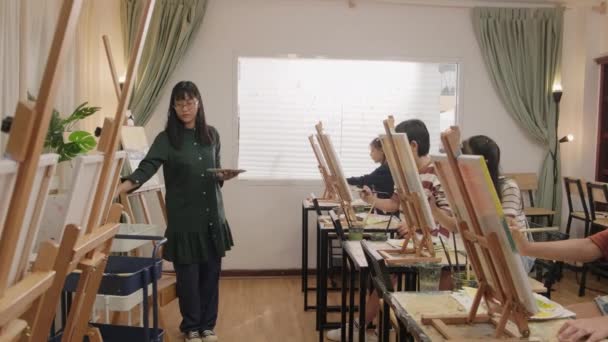 Eine Asienlehrerin Lehrt Und Demonstriert Den Kindern Kunstunterricht Acrylfarbenmalerei Auf — Stockvideo