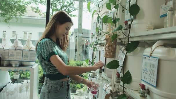Beyaz Kadın Müşteri Sıfır Atık Depolama Mağazasındaki Yeniden Kullanılabilir Konteynırlardan — Stok video