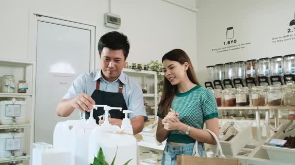 Personne Service Dans Magasin Détail Commerçant Asiatique Pressant Récipient Réutilisable — Video
