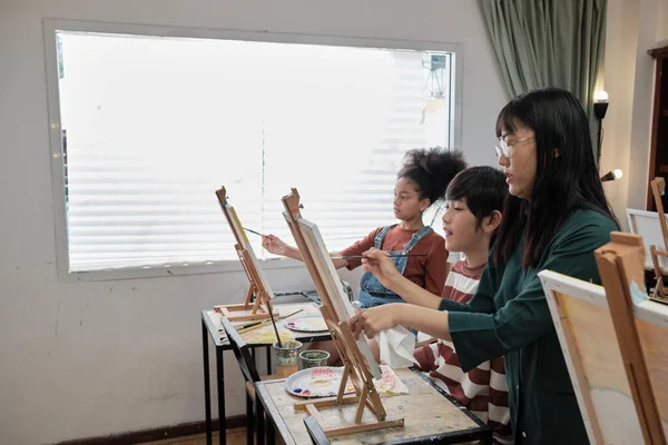 Female Asian Teacher Teaches Demonstrates Children Acrylic Color Picture Painting — Stock Photo, Image