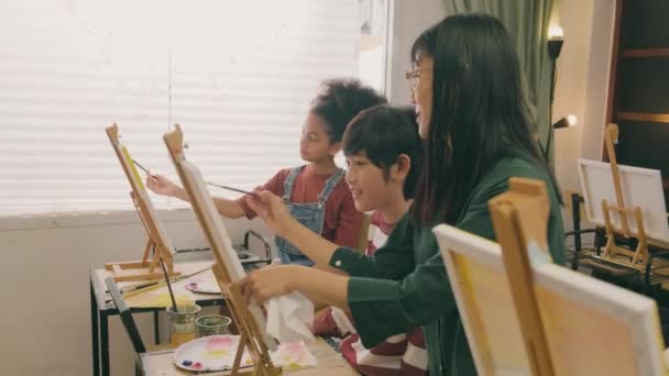 Una Maestra Asiática Enseña Demuestra Los Niños Sobre Pintura Acrílica — Vídeo de stock