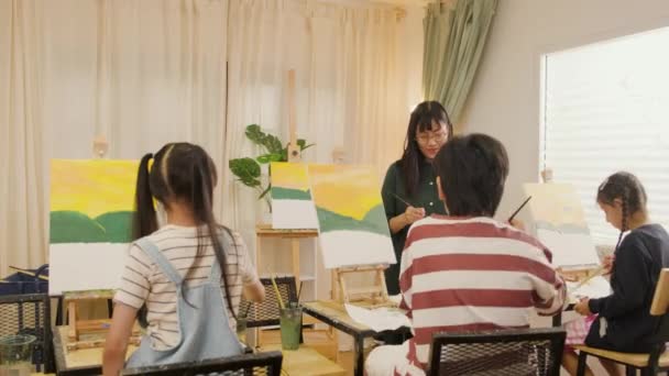 Азійська Вчителька Викладає Демонструє Дітям Акриловий Кольоровий Живопис Полотні Класі — стокове відео