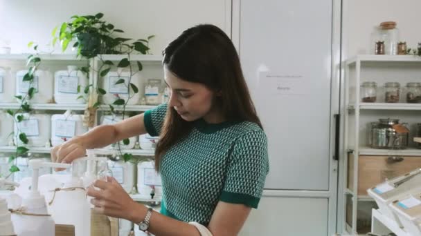 Kadın Bir Müşteri Yeniden Kullanılabilir Konteynıra Basıyor Şişeyi Sıfır Atık — Stok video