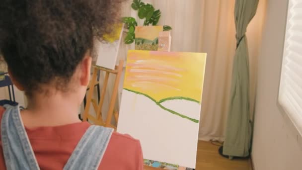 Afroamerikanerin Konzentriert Sich Auf Acrylfarbenmalerei Auf Leinwand Mit Pinsel Kunstunterricht — Stockvideo