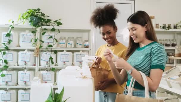 Kadın Müşteri Sıfır Atık Depolama Çevre Dostu Bakkallar Sürdürülebilir Alışveriş — Stok video