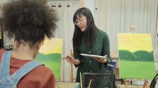 Kvinnlig Asiatisk Lärare Undervisar Och Demonstrerar För Barnen Akryl Färg — Stockvideo