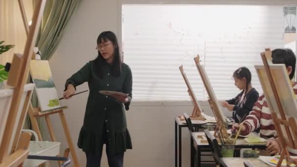 Uma Professora Asiática Ensina Demonstra Crianças Sobre Pintura Cores Acrílicas — Vídeo de Stock