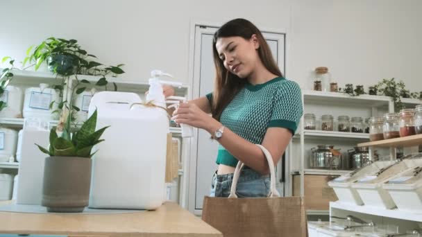 Caucasian Female Customer Pressed Reusable Container Fill Liquid Products Recycle — Stock Video