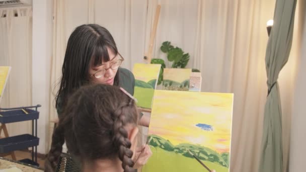Enseignante Asiatique Enseigne Démontre Petite Élève Fille Sur Acrylique Peinture — Video