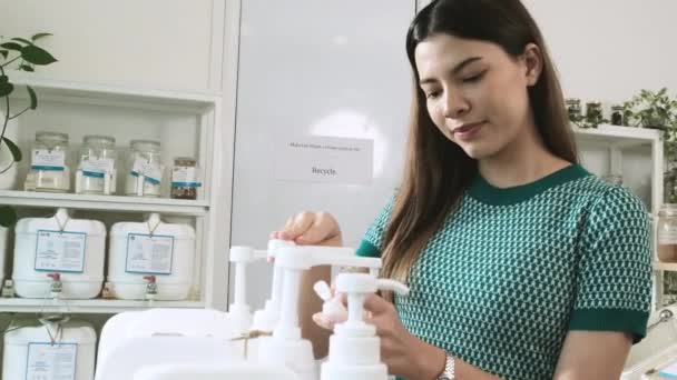 Kvinnlig Kund Tryckte Återanvändbar Behållare Och Fyller Flytande Produkter För — Stockvideo