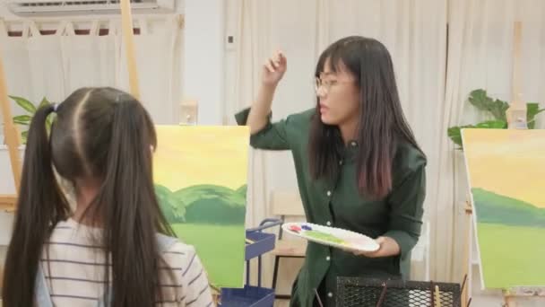 Uma Professora Asiática Ensina Demonstra Crianças Sobre Pintura Cores Acrílicas — Vídeo de Stock