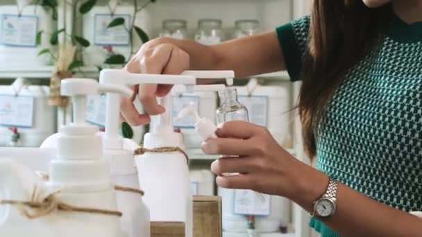 Крупним Планом Рука Клієнтів Заповнює Рідкі Продукти Перероблених Пляшках Багаторазових — стокове відео