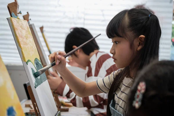 Una Joven Asiática Concentra Pintura Acrílica Color Sobre Lienzo Con —  Fotos de Stock