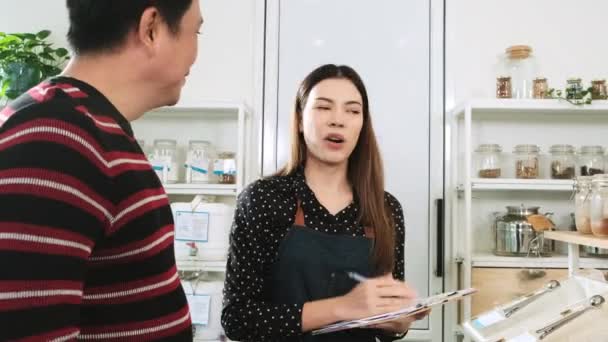 Kadın Bir Dükkan Sahibi Mağazadaki Asyalı Erkeklere Doğal Organik Ürünler — Stok video