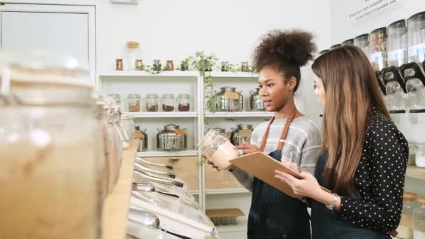 Две Женщины Продавщицы Работают Магазине Пополнения Запасов Натуральных Органических Продуктов — стоковое видео