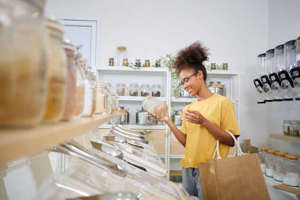 Young African American Woman Choosing Shopping Organic Products Refill Store 图库图片