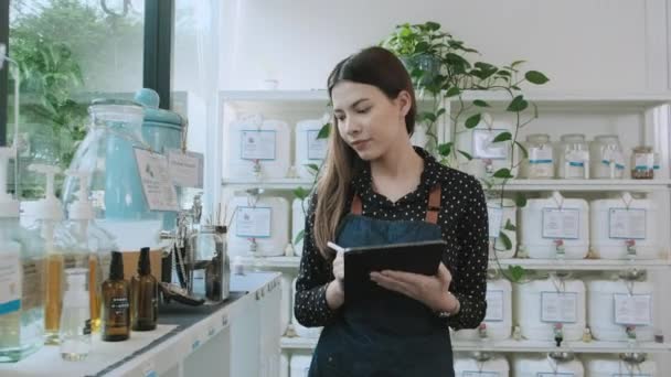 Witte Vrouwelijke Winkelier Controleert Voorraad Van Natuurlijke Biologische Producten Retail — Stockvideo