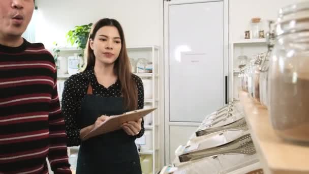 Eine Verkäuferin Beschreibt Männlichen Asiatischen Kunden Natürliche Bioprodukte Refill Store — Stockvideo