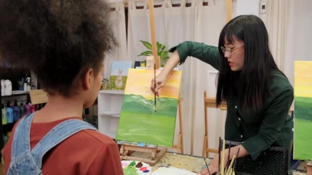 Professora Asiática Ensina Demonstra Menina Estudante Preto Pintura Acrílica Imagem — Vídeo de Stock