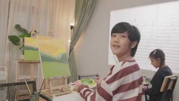 Menino Estudante Asiático Com Pincel Paleta Volta Com Sorrisos Pintura — Vídeo de Stock