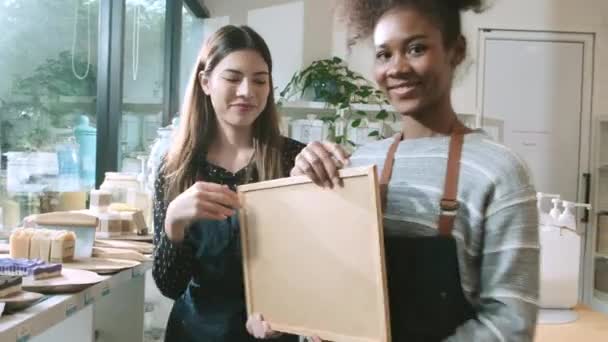 Dvě Mladé Prodavačky Ukazují Otevřenou Tabuli Obchodě Náplněmi Šťastnou Práci — Stock video