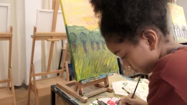 Uma Menina Preta Concentra Pintura Acrílica Imagem Cor Lona Com — Vídeo de Stock