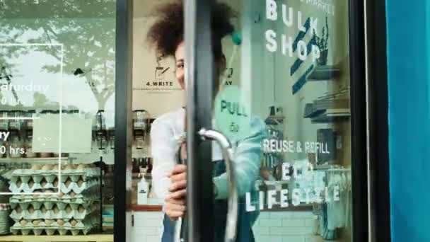 Ung Afrikansk Amerikansk Kvindelig Butiksindehaver Åbner Glasdør Glad Smil Arbejder – Stock-video