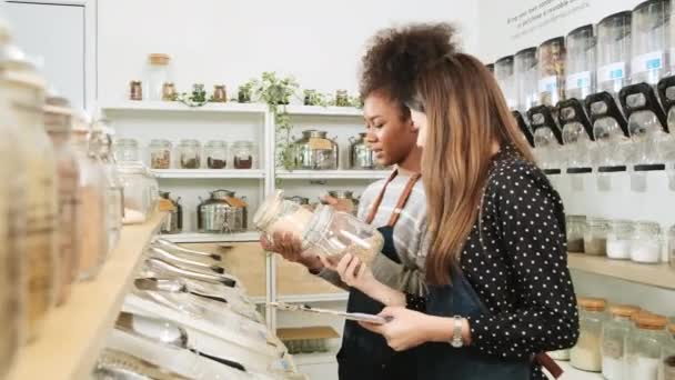 Dwie Młode Kobiety Sklepikarki Pracują Punkcie Napełniania Sprawdzają Zapasy Produktów — Wideo stockowe