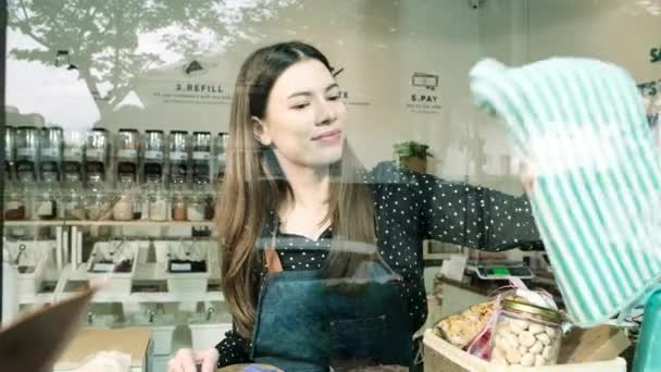 Jovem Lojista Caucasiana Trabalha Limpando Vitrines Vidro Para Aberturas Lojas — Vídeo de Stock