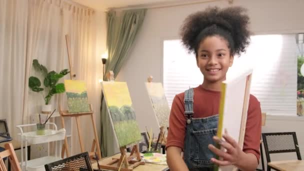 Одна Чорна Студентка Показує Свою Роботу Живопису Пишається Портфоліо Акриловою — стокове відео