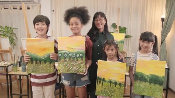 Group Art People Classroom Studio Teacher Student Kids Proud Show — Stock Video