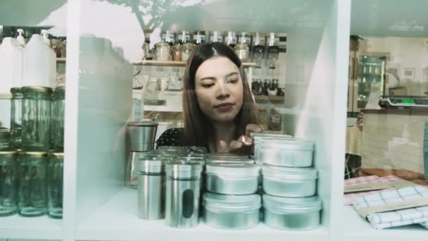 Jonge Blanke Vrouwelijke Winkelier Werkt Door Het Regelen Van Herbruikbare — Stockvideo
