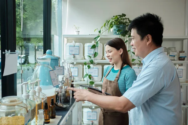 Vrouwelijke Winkelier Beschrijft Natuurlijke Biologische Producten Aan Mannelijke Aziatische Klant — Stockfoto