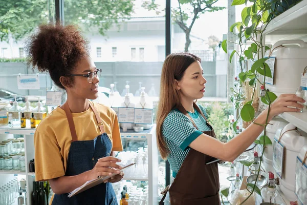 Twee Jonge Vrouwelijke Winkeliers Controleren Voorraad Van Natuurlijke Biologische Producten — Stockfoto