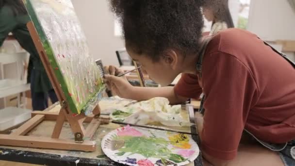 Una Chica Negra Concentra Pintura Acrílica Color Sobre Lienzo Con — Vídeo de stock