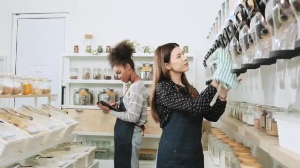 Dos Mujeres Comerciantes Trabajan Tienda Recarga Revisando Stock Productos Orgánicos — Vídeo de stock