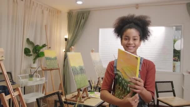 Uma Garota Estudante Negra Mostra Seu Trabalho Pintura Orgulhosa Com — Vídeo de Stock