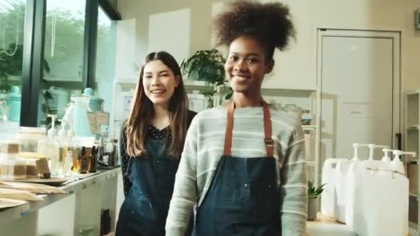 Twee Jonge Vrouwelijke Winkeliers Tonen Open Uithangborden Navulwinkel Gelukkig Werk — Stockvideo