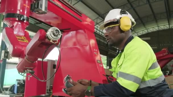 Afroamerykańska Inżynieria Produkcji Testuje Kontroluje Ramię Robota Fabryce Produkcji Mechanicznej — Wideo stockowe