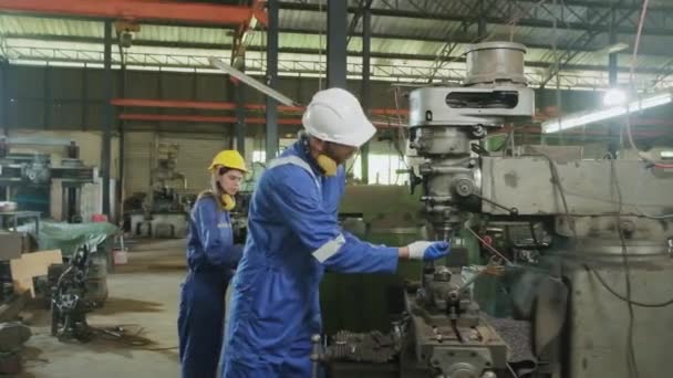 Aşırı Çalışan Erkek Endüstriyel Mühendis Bitkin Baygın Arkadaşı Imalat Fabrikasında — Stok video