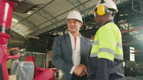 Афроамериканський Інженер Співпрацює Клієнтом Успішна Бізнес Угода Інноваціями Механічному Виробництві — стокове відео