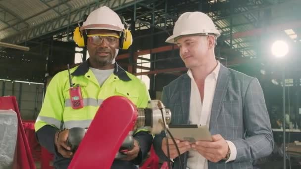 Афроамериканський Інженер Демонструє Розумне Роботизоване Управління Рукою Клієнту Механічному Виробництві — стокове відео