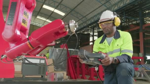 Egy Afro Amerikai Gyártásmérnök Tesztelő Vezérlő Robotkar Mechanikus Gyártóüzemben Intelligens — Stock videók