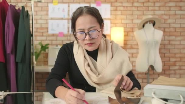 Asiatische Modedesignerin Mittleren Alters Die Einem Atelier Arbeitet Indem Sie — Stockvideo