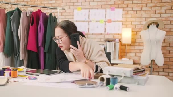 Asian Middle Aged Female Fashion Designer Works Studio Talking Mobile — Vídeos de Stock