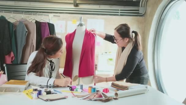 Asian Middle Aged Female Fashion Designer Teaches Young Teen Trainee — Vídeos de Stock
