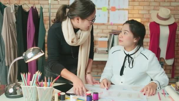Perancang Busana Wanita Asia Usia Menengah Dan Remaja Trainee Penjahit — Stok Video