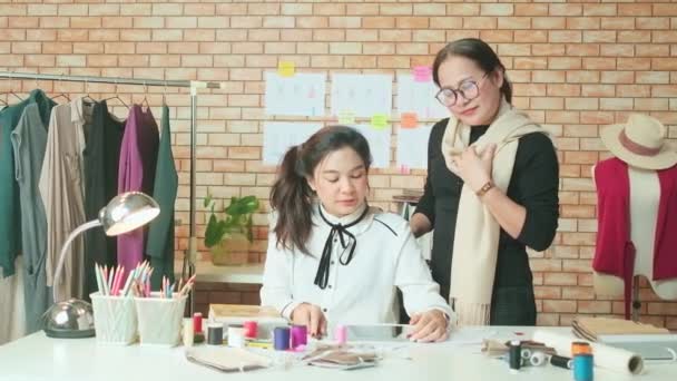 时尚团队 亚洲女设计师和工作室的青少年助手 手挽手 面带微笑 乐于与五彩缤纷的线一起工作 为服装设计缝纫 专业精品裁缝店的中小企业创业者 — 图库视频影像